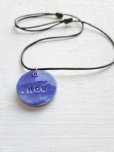 Cargar imagen en el visor de la galería, Colgante "Now" azul