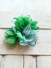 Cargar imagen en el visor de la galería, green flower