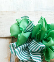 Cargar imagen en el visor de la galería, green flower