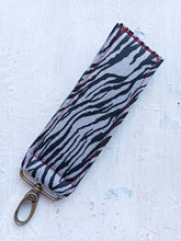 Cargar imagen en el visor de la galería, llavero animal print gris