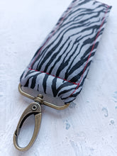 Cargar imagen en el visor de la galería, llavero animal print gris