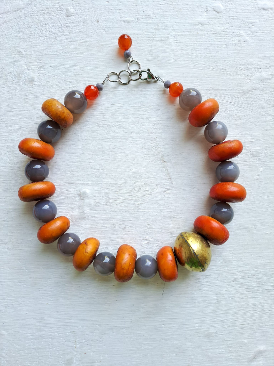 naranja y gris