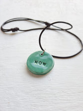 Cargar imagen en el visor de la galería, Colgante &quot;Now&quot; verde
