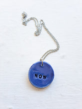 Cargar imagen en el visor de la galería, Colgante &quot;Now&quot; azul cadena de acero
