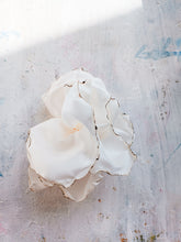 Cargar imagen en el visor de la galería, Flor II
