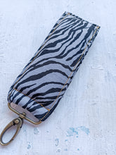 Cargar imagen en el visor de la galería, Llavero animal print gris y amarillo
