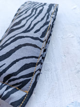 Cargar imagen en el visor de la galería, Llavero animal print gris y amarillo
